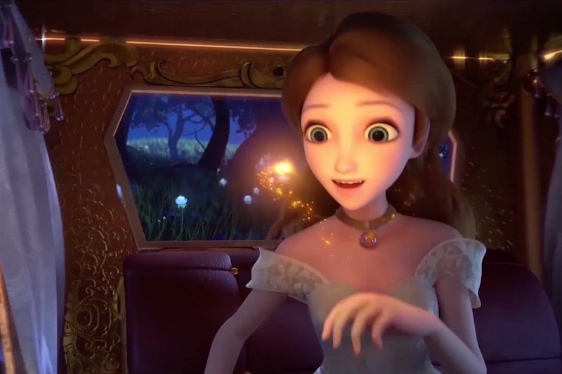 Animowana młoda kobieta w białej sukni i z wisiorkiem siedzi w powozie, wyglądając na zaskoczoną i zachwyconą błyszczącymi iskierkami wokół jej dłoni, a przez okno widać nocny krajobraz.