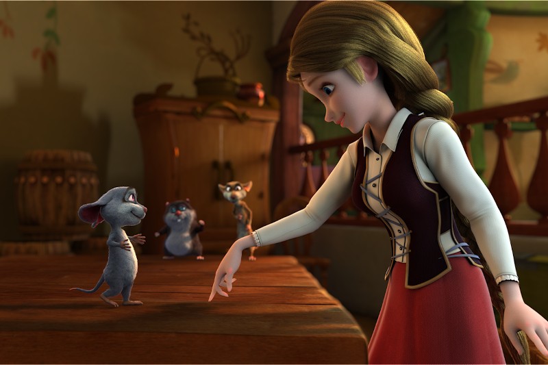 Młoda kobieta o jasnobrązowych włosach i czerwonej spódnicy pochyla się, uśmiecha się i wskazuje na małą szarą mysz stojącą na drewnianym stole. Trzy inne myszy obserwują z tła w przytulnym, rustykalnym pokoju.