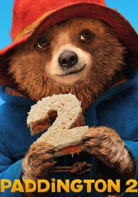 Miś w czerwonej czapce i niebieskim płaszczu trzyma kanapkę w kształcie cyfry 2. Na dole widnieje napis Paddington, wpisany pogrubionymi żółtymi literami na niebieskim tle.