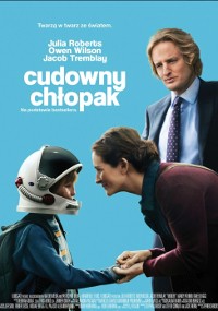 Polski plakat filmowy do Cudownego Chłopaka przedstawia chłopca w hełmie kosmicznym zwróconego twarzą do uśmiechniętej kobiety, a za nimi stoi mężczyzna w garniturze. Nazwiska aktorów pojawiają się u góry.