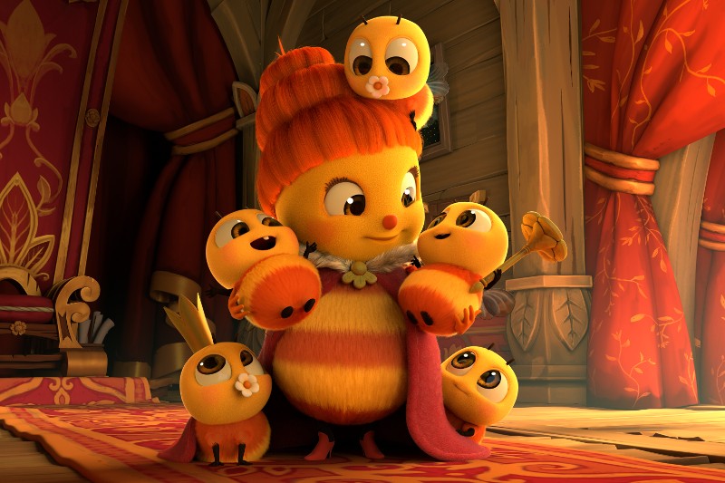 Radosna, animowana królowa pszczół z pomarańczową koroną i czerwonym płaszczem stoi w królewskim pokoju, otoczona przez sześć uroczych, żółtych, kreskówkowych dzieci pszczół, które radośnie się do niej przytulają. W tle znajdują się bogate czerwone zasłony i ozdobny wystrój.