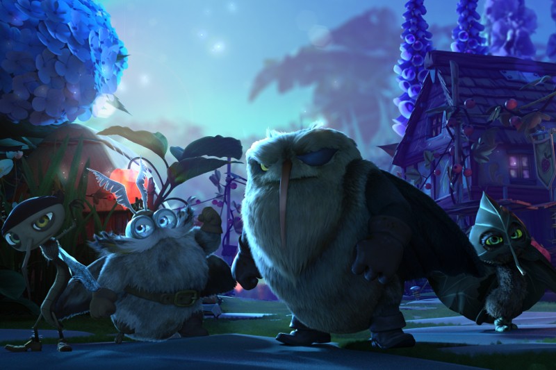 Cztery animowane antropomorficzne postacie owadów, w tym zrzędliwy ptak kiwi ze skrzydłami nietoperza, stoją razem nocą w kolorowym, magicznym ogrodzie z fantazyjnym domem w tle.