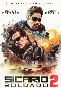 Plakat filmowy do filmu Sicario 2: Soldado przedstawiający dwóch mężczyzn z bronią, intensywne wyrazy twarzy i sceny akcji w tle. Nazwiska Benicio Del Toro i Josh Brolin są wyświetlane u góry. Tytuł i napisy końcowe na dole.