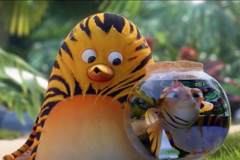 Ptak w paski tygrysa z kreskówki ciekawie patrzy na małą rybkę z podobnymi paskami tygrysa w okrągłym szklanym akwarium. Są na zewnątrz, w tle jest zieleń.