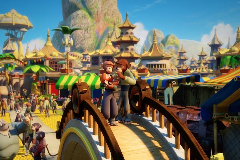 Animowana scena przedstawiająca dwie małpy stojące na drewnianym moście, trzymające na rękach małe małpki, na tle kolorowych straganów na targu, wielu innych małp i ozdobnych budynków pod jasnoniebieskim niebem.