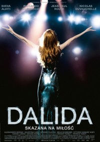 Kobieta w lśniącej sukience stoi na scenie z wyciągniętymi ramionami, zwrócona w stronę jasnych reflektorów i publiczności. Tekst na dole brzmi Dalida: Skazana na miłość.
