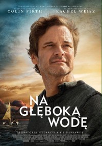 Plakat filmu Na Głęboką Wodę przedstawiający mężczyznę z potarganymi włosami patrzącego w dal, na tle zachmurzonego nieba i małej żaglówki na wodzie; u góry widnieją nazwiska aktorów.