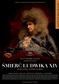 Mężczyzna z siwymi, kręconymi włosami leży w łóżku ubrany w królewski strój i czerwoną szatę. Obraz przedstawia polski plakat filmowy do filmu Śmierć Ludwika XIV. Tekst zawiera obsadę, ekipę i logo Cannes.