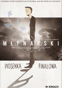 Plakat filmowy przedstawia ilustrowanego mężczyznę w ciemnym ubraniu stojącego na nutach, wokół którego unoszą się strony. Tytuł Młynarski: Piosenka Finałowa pojawia się na środku. Tło jest jasne i minimalistyczne.