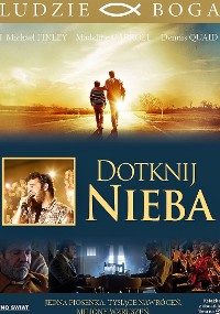Plakat filmu Dotknij Nieba przedstawiający mężczyznę i chłopca idących ręka w rękę w stronę rozświetlonego zachodu słońca nad głową oraz sceny ludzi śpiewających i modlących się poniżej. Wyświetlany jest polski tekst i nazwiska aktorów.