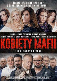 Polski plakat filmowy do filmu Kobiety Mafii przedstawia u góry portrety kilku kobiet, a u dołu grupę poważnie wyglądających mężczyzn. Tytuł filmu i napisy końcowe są pogrubione na czerwono i biało.