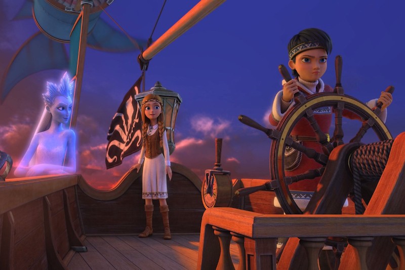 Trzy animowane postacie na drewnianym statku o zachodzie słońca: dziewczyna sterująca kołem, inna dziewczyna stojąca w pobliżu i świecąca, niebieska, eteryczna postać o lodowatych rysach twarzy, która im się przygląda.