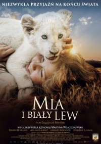 Plakat filmowy przedstawia młodą dziewczynkę leżącą w trawie, uśmiechniętą, z białym lwiątkiem opierającym łapy na jej głowie. Tytuł brzmi Mia i Biały Lew z dodatkowym tekstem po polsku powyżej i poniżej.