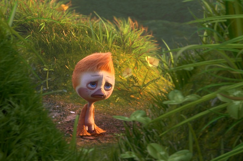 Mały, smutno wyglądający animowany ptak o pomarańczowych piórach stoi samotnie na ścieżce wśród zielonej trawy i liści, a w pobliżu lata kilka żółtych motyli.