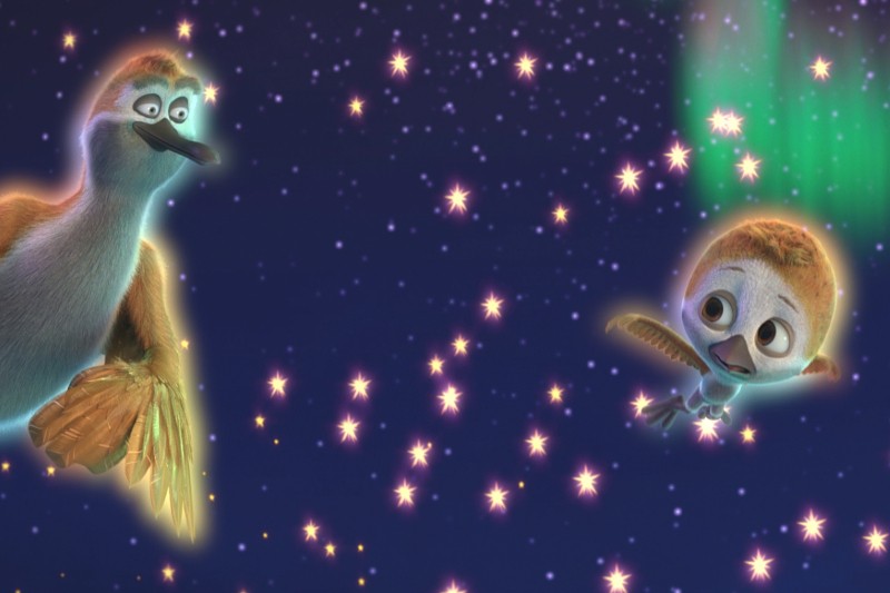 Dwa animowane ptaki świecące miękkim światłem unoszą się wśród błyszczących gwiazd na nocnym niebie. Jeden większy ptak uśmiecha się po lewej stronie, podczas gdy mniejszy ptak z rozłożonymi skrzydłami patrzy w jego stronę po prawej stronie.