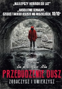 Osoba w czerwonym płaszczu stoi na końcu ciemnego tunelu, odbita w wodzie na ziemi. Nałożone są tekst po polsku i recenzje, a tytuł filmu Przebudzenie Dusz jest pogrubiony na czerwono na dole.