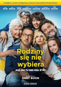 Plakat filmu Rodziny się nie wybiera przedstawiający grupę siedmiu osób, w tym seniorów i dzieci, pozujących blisko siebie i uśmiechających się na niebieskim tle z żółto-białym tekstem.