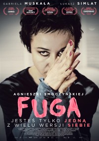 Kobieta z krótkimi, ciemnymi włosami intensywnie wpatruje się w kamerę, trzymając rękę przed twarzą. Tekst na plakacie brzmi: Agnieszki Smoczyńskiej Fuga z dodatkowym polskim tekstem poniżej i nazwiskami obsady u góry.
