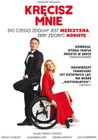Plakat filmowy przedstawiający mężczyznę w smokingu siedzącego na wózku inwalidzkim z kobietą w czerwonej sukience, która żartobliwie siedzi mu na kolanach. Polski tekst zawiera tytuł Kręcisz Mnie i napisy końcowe filmu. Tło jest białe.