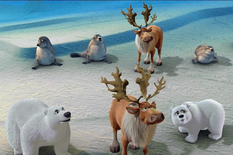 Trzy foki z kreskówek, dwa niedźwiedzie polarne i dwa renifery stoją razem na śnieżnym, lodowatym terenie pod błękitnym niebem. Zwierzęta wydają się ekspresyjne i są renderowane w animowanym stylu 3D.