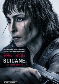 Zbliżenie kobiety o poważnym, intensywnym wyrazie twarzy, trzymającej broń palną. Jej twarz jest brudna, a włosy potargane. Polski tekst nad obrazem zawiera tytuł filmu Ścigane oraz imiona Noomi Rapace i Sophie Nélisse.