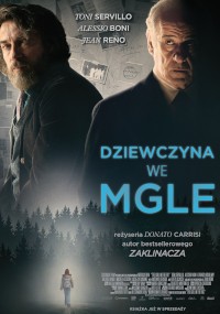 Polski plakat filmowy do filmu Dziewczyna we Mgle przedstawiający dwóch poważnych mężczyzn na ciemnym tle, wśród drzew i mgły, oraz tytuł filmu zapisany dużymi, niebieskimi literami.
