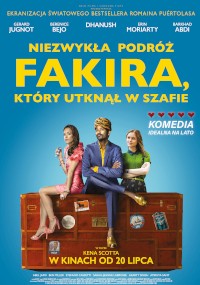 Polski plakat filmowy przedstawiający trzy osoby stojące za dużą walizką. Tytuł brzmi Niezwykła podróż fakira, który utknął w szafie pogrubioną żółtą czcionką. Tło jest niebieskie z napisami końcowymi filmu u góry.