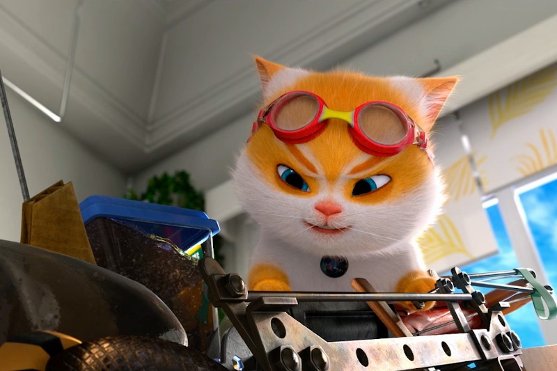 Animowany pomarańczowo-biały kot w czerwonych goglach z determinacją buduje coś z metalowych części w pomieszczeniu, a w tle przez okno wpadają promienie słoneczne.