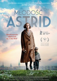 Plakat filmu „Młodość Astrid” przedstawia kobietę w brązowym płaszczu trzymającą za rękę młodego chłopca, idącą przez zieloną trawę z widokiem na panoramę miasta i zachmurzone niebo w tle. Widoczny jest polski tekst i loga festiwali filmowych.