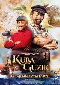 Plakat filmu Kuba Guzik na Tajemniczym Lądzie, przedstawiający uśmiechniętego chłopca w czerwonej koszuli stojącego przed brodatym mężczyzną w stroju marynarza, na tle statków i fantastycznego krajobrazu.