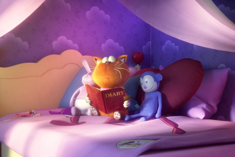 Pomarańczowy kot z kreskówki siedzi na różowym łóżku, czytając pamiętnik z dwoma pluszowymi zabawkami — fioletowym misiem i białym królikiem — obok niego. Przytulny pokój ma fioletowe ściany, dekoracje w kształcie serca i delikatne oświetlenie.