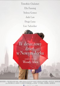 Plakat filmu W deszczowy dzień w Nowym Jorku przedstawia parę całującą się za czerwonym parasolem, nad nią widnieją nazwiska obsady, a w tle widać panoramę Nowego Jorku.
