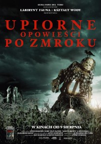 Polski plakat filmowy Upiorne opowieści po zmroku przedstawia przerażającego stracha na wróble w ciemnym, niesamowitym polu kukurydzy nocą, z czarnym krukiem siedzącym na ramieniu. Niebo jest zachmurzone i złowieszcze.