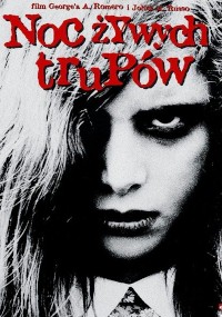 Zbliżenie osoby z długimi włosami i ciemnymi, intensywnymi oczami w czerni i bieli. Polski tytuł Noc żywych trupów (Noc żywych trupów) pojawia się dużym czerwonym tekstem nad ich twarzą.