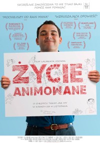 Uśmiechnięty mężczyzna w niebieskiej koszuli trzyma biały plakat z czerwonym tekstem Życie Animowane i szkicami postaci z kreskówek. Tło jest jasnoniebieskie, z nagrodami festiwali filmowych wyświetlanymi na górze.