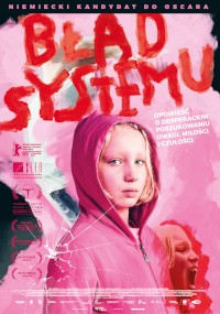 Na plakacie filmu Błąd systemu widnieje młoda dziewczyna o blond włosach, w różowej bluzie z kapturem, na czerwonym tle. U góry widnieje rozbite szkło i wyraźny, czerwony napis w języku polskim.