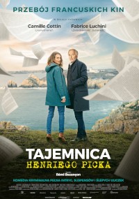 Mężczyzna i kobieta stoją na skalistym klifie nadmorskim, a wokół nich unoszą się papiery. Na plakacie znajduje się polski tekst i tytuł Tajemnica Henriego Picka pogrubiony na dole.