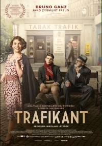 Plakat filmowy Trafikanta przedstawia trzy osoby w ubraniach vintage przed sklepem tytoniowym. Młody mężczyzna siedzi między uśmiechniętą kobietą a starszym mężczyzną palącym fajkę. Tytuł i napisy końcowe są wyświetlane na dole.