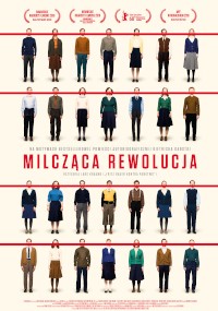 Plakat do filmu Milcząca Rewolucja przedstawiający rzędy studentów stojących w formalnych strojach na beżowym tle, z tytułem wpisanym dużymi czerwonymi literami na środku. Nagrody festiwalowe są wyświetlane na górze.