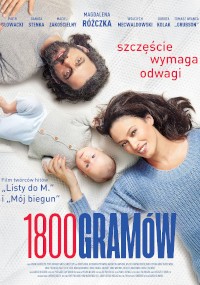 Plakat filmowy do filmu 1800 Gramów przedstawia mężczyznę i kobietę leżących na białej powierzchni z dzieckiem między nimi. Kobieta i dziecko mają na sobie niebieskie swetry. Czerwony i niebieski tekst wyświetla tytuł filmu i napisy końcowe w języku polskim.