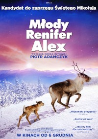 Plakat do filmu Młody Renifer Alex przedstawia dwa renifery maszerujące po zaśnieżonym górzystym krajobrazie o zachodzie słońca, na tle kolorowego nieba i tekstu w języku polskim promującego film.