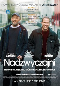Dwóch mężczyzn, jeden w czapce beanie i niebieskiej kurtce, a drugi w ciemnej bluzie z kapturem, idzie i uśmiecha się razem na miejskiej ulicy. Na plakacie filmu znajduje się polski tekst i tytuł „Nadzwyczajni” dużymi żółtymi literami.