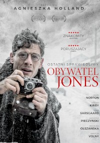 Mężczyzna w okularach i grubym płaszczu trzyma kamerę w śnieżnej scenerii. Na plakacie znajduje się polski tekst, nagrody filmowe i tytuł Obywatel Jones dużymi czerwonymi literami.