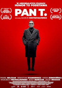 Plakat filmu Pan T. przedstawia mężczyznę w ciemnym płaszczu i okularach przeciwsłonecznych stojącego na czerwonym tle, nad nim widnieje polski tekst i laury festiwali filmowych. Na dole wymieniono nazwiska reżysera i obsady.