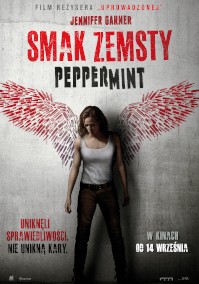 Plakat filmu Smak Zemsty: Peppermint przedstawia kobietę w podkoszulku stojącą przed ścianą z graffiti z anielskimi skrzydłami. Czerwony i biały tekst wyświetla tytuł i informacje o wydaniu w języku polskim.