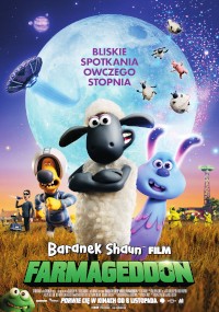 Animowany plakat filmowy do filmu Farmageddon, przedstawiający Baranka Shauna, niebieskiego kosmitę i inne postacie stojące na trawie, na tle dużego księżyca, statków kosmicznych i polskiego tekstu na niebie.