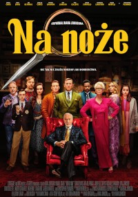 Plakat filmu Na noże przedstawia grupę ludzi w kolorowych ubraniach stojących za starszym mężczyzną siedzącym w czerwonym fotelu. Za nimi znajduje się szkło powiększające i półki z książkami. Tytuł filmu jest duży i żółty.