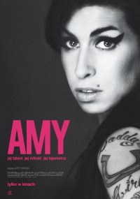 Czarno-biały plakat przedstawiający kobietę z grubym eyelinerem, pieprzykiem nad ustami i widocznym tatuażem na ramieniu. Słowo AMY pojawia się dużymi różowymi literami, z polskim tekstem poniżej.