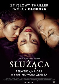 Trzy osoby leżą blisko siebie, ich twarze się stykają, oczy zamknięte, na czarnym tle. Polski tekst promuje film Służąca, opisując go jako zmysłowy thriller i wyrafinowaną grę zemsty.