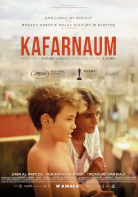 Dwoje dzieci siedzi blisko siebie na dachu, patrząc w dal. W tle widać gęsto zaludnione miasto. Tekst na obrazie promuje film Kafarnaum z nagrodami i napisami po polsku.